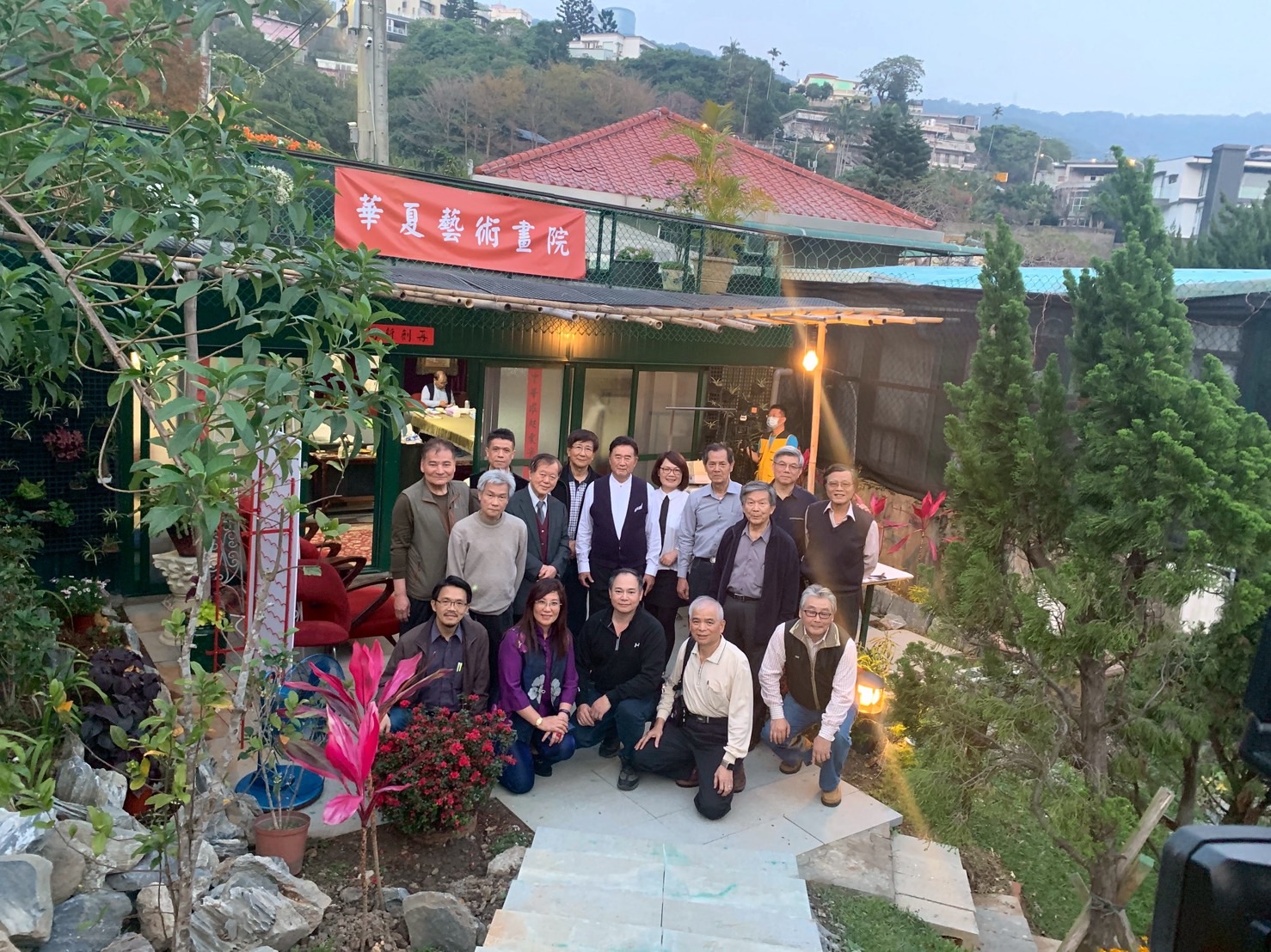 畫院庭院相聚，藝術家與來賓合影